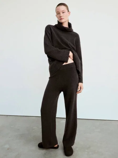 Sweter dzianinowy z golfem czekoladowy Kobieta XS MANGO