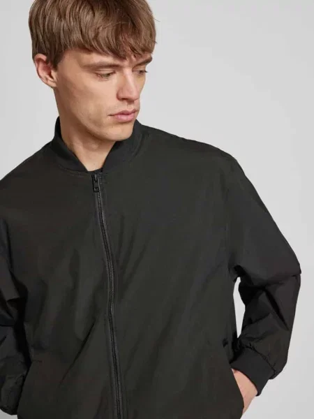 Bomberka ze stójką model ‘CHARGE’ Jack & Jones czarny