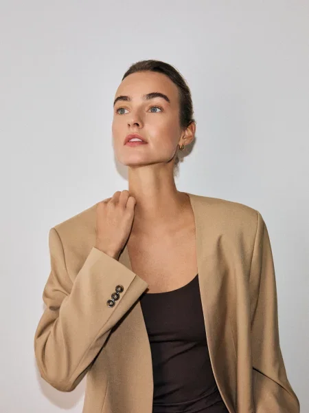 Reserved Гладкий блейзер бежевий