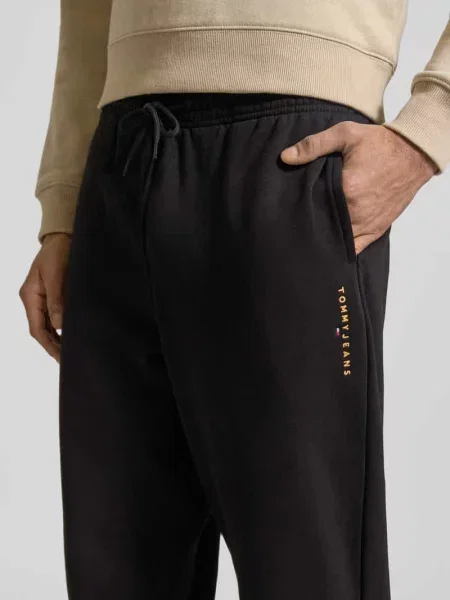 Spodnie dresowe o kroju regular fit z mieszanki bawełny Tommy Jeans czarny
