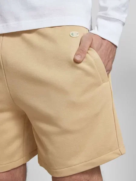 Szorty z dzianiny dresowej o kroju relaxed fit z naszywką z logo model ‘Sustainable’ Champion beżowe