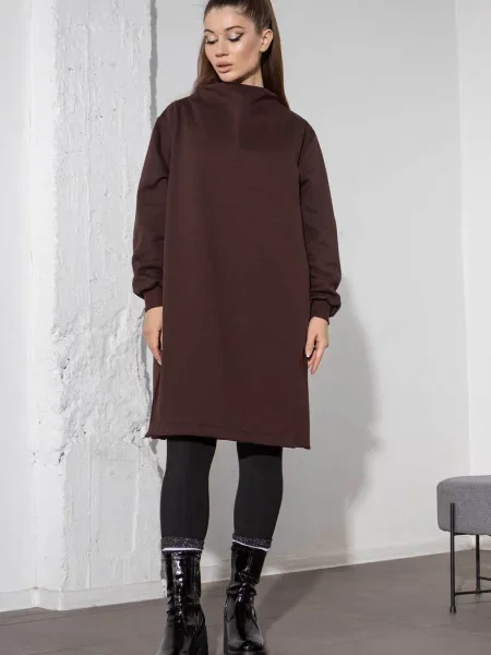 Женское платье с длинным рукавом коричнева
