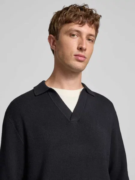 Sweter z dzianiny z dekoltem w serek model ‘COVER’ Jack & Jones czarny