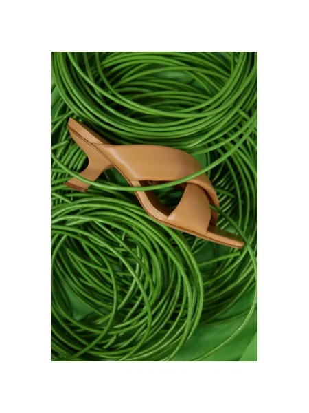 Кожаные мюли Estro бежевые