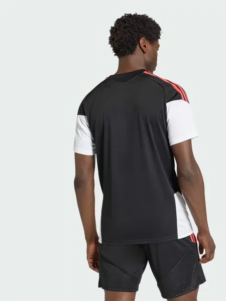 Переработанный спортивная футболка Adidas черная
