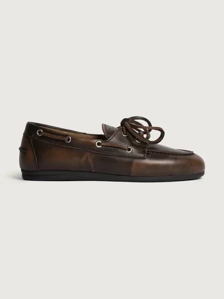 Posa mocasini pentru femei din piele întoarsă Boat Loafer maro