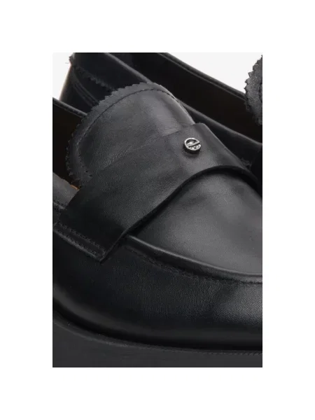 Кожаные лоферы Estro черные