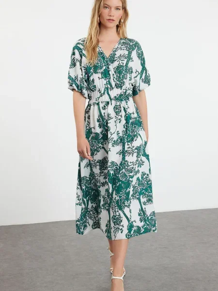 Sukienka midi Trendyol w kwiatki do kolan dwurzędowa zielona