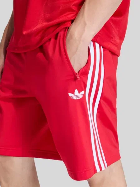 Szorty treningowe o kroju regular fit z aplikacją z logo Adidas Originals czerwone