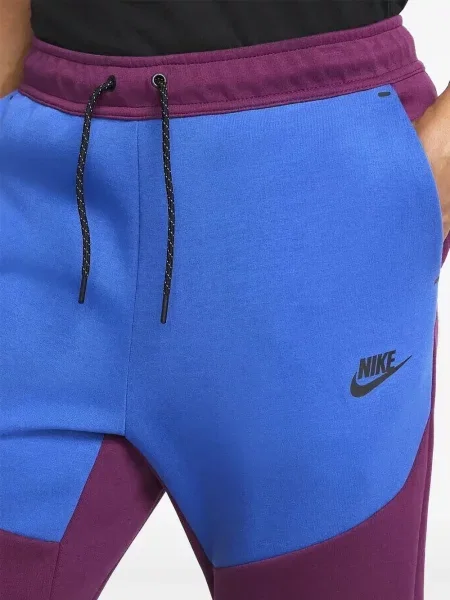 Fleecové běžecké kraťasy Nike s vázáním červené