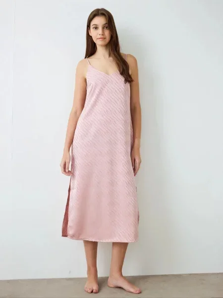 Penti Noční košilka PENTI Emma Nachtkleid mit Zebramuster und V-Ausschnitt aus Satin růže
