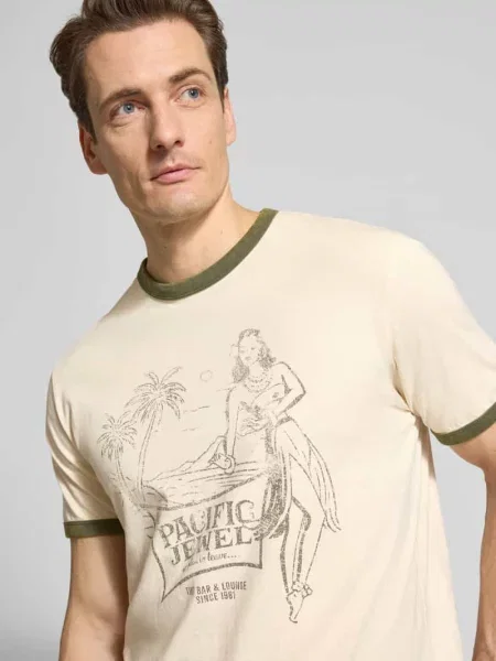T-shirt z nadrukiem z motywem model ‘NO PLAN TO LEAVE’ Guess beżowa