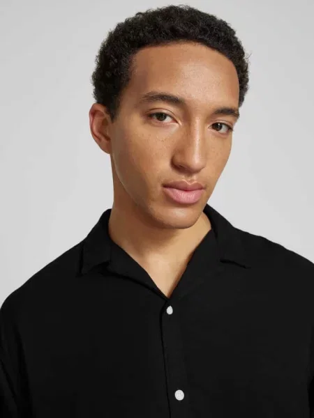 Koszula casualowa o kroju relaxed fit z kołnierzykiem typu resort model ‘WAYNE’ Jack & Jones czarna