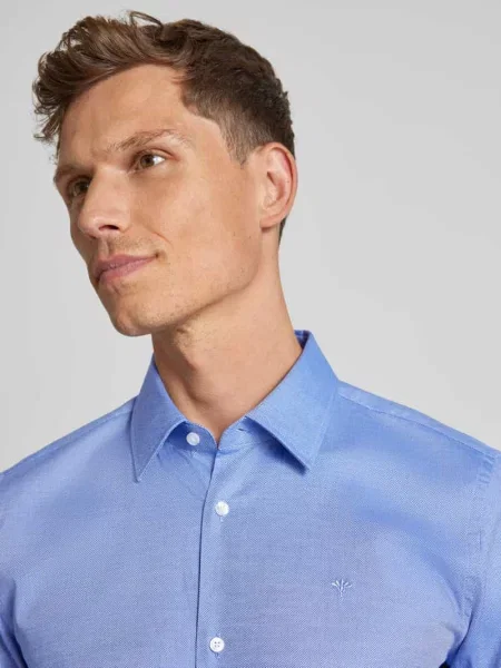 Koszula biznesowa JOOP! Collection;Mieszanka bawełny z dodatkiem streczu;Krój slim fit;Model ‘Pierce’;Kołnierzyk typu kent;Listwa guzikowa na całej długości;Sportowe mankiety;Długość ty niebi