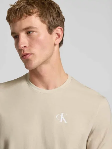 T-shirt o kroju regular fit z nadrukiem z logo Calvin Klein Jeans brązowa