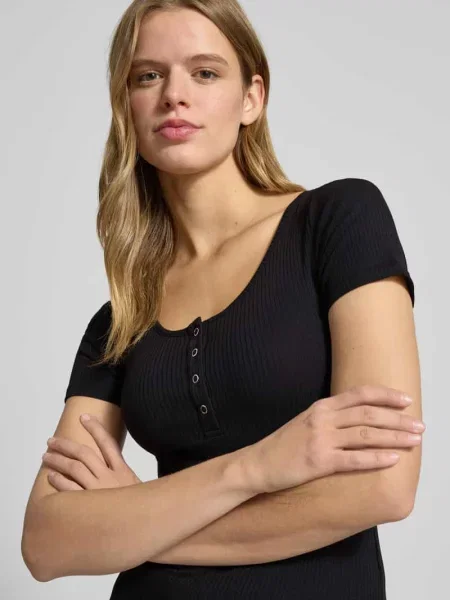 T-shirt z krótką listwą z zatrzaskami model ‘KITTE’ Pieces czarna