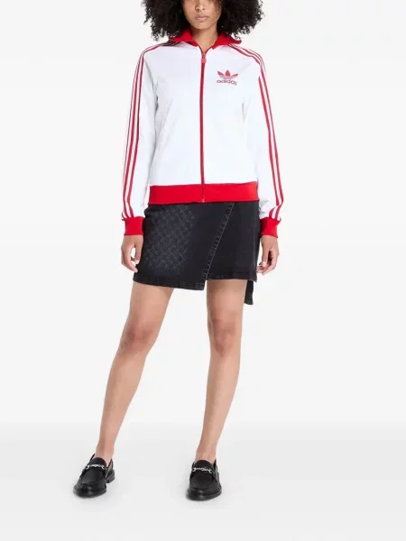 Dlouhé běžecké boty Adidas Terrex s krátkými rukávy s výstřihem do v černé