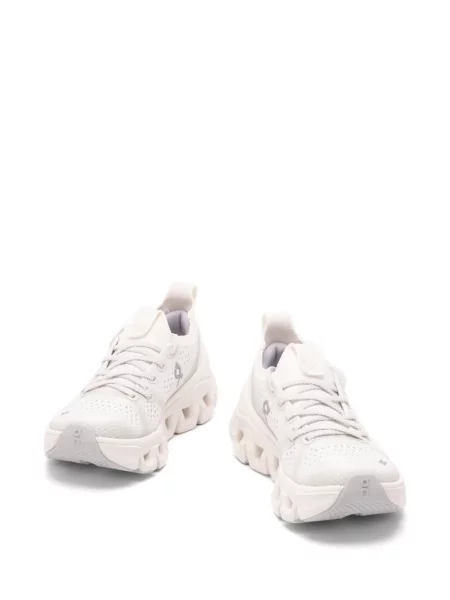 Sneakerși On alb