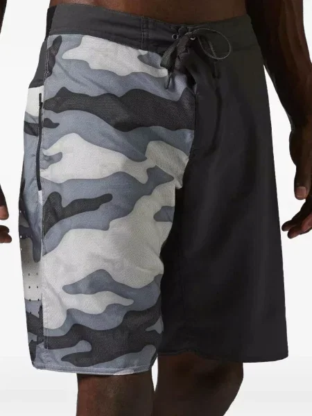 Pantaloni scurți Reebok cu model camuflaj gri