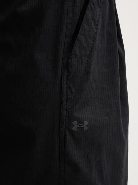Плисирани панталон Under Armour черно
