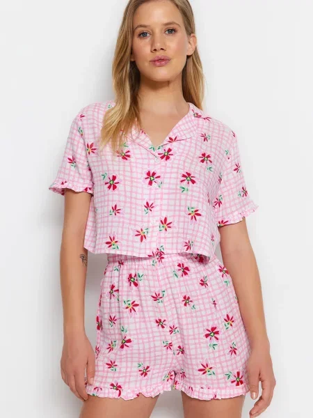 Pantaloni scurți Trendyol cu model floral roz