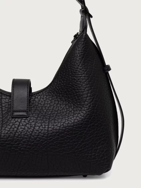 Кожаная сумка хобо Steve Madden