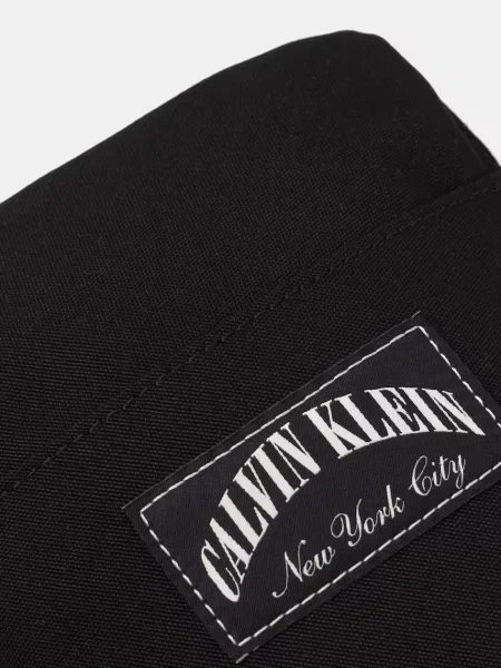 Válltáska Calvin Klein Graphic Capsule Reporter fekete