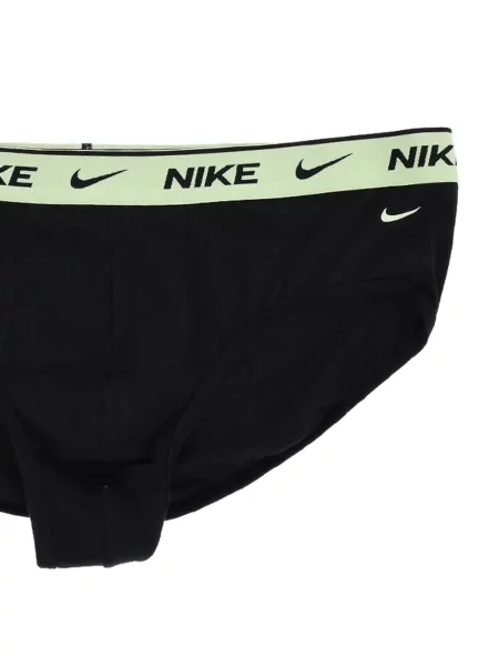 Scurt chiloți Nike cu imagine cu model floral negru