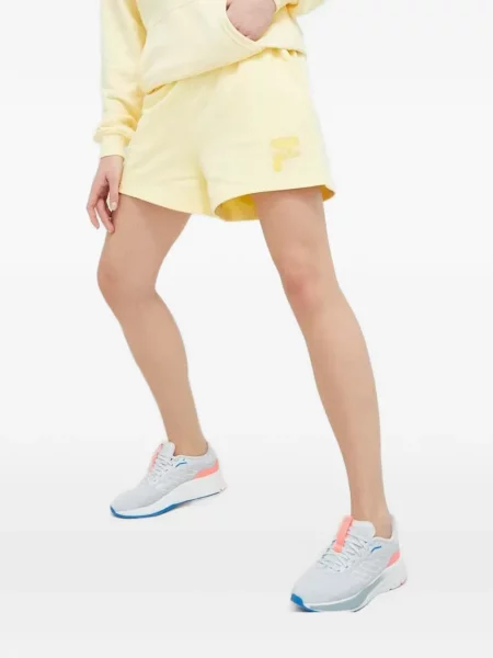 Pantaloni scurți Fila cu broderie galben