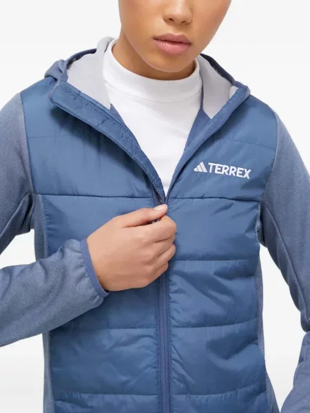 Geacă cu puf Adidas din piele de căprioară cu dungi cu glugă albastru