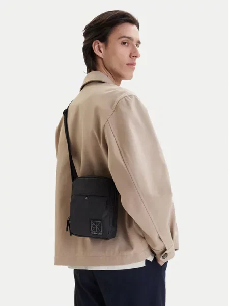 Calvin Klein Torbica za okrog pasu Utility Emblem Reporter črna