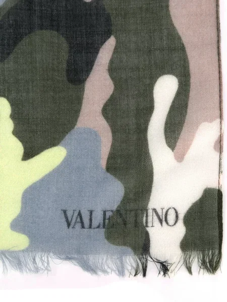 Fular Valentino Garavani cu model camuflaj verde