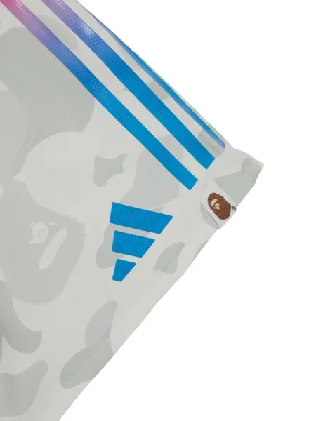 Pantaloni scurți Adidas cu imagine cu model camuflaj argintiu