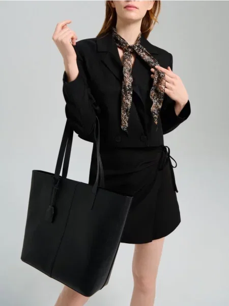 Сумка на плече з текстурованої шкіри чорний