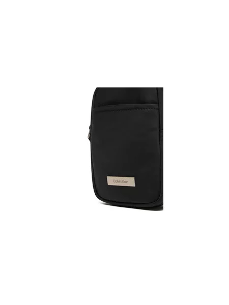 Calvin Klein Torbica za okrog pasu Sleek Slim Reporter črna