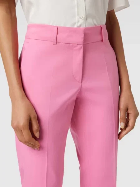 Spodnie materiałowe o kroju regular fit z kantami White Label