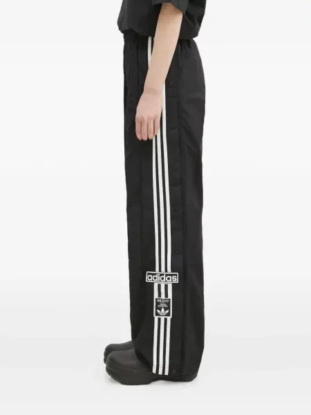 Spodnie cargo Adidas w paski z nadrukiem czarne