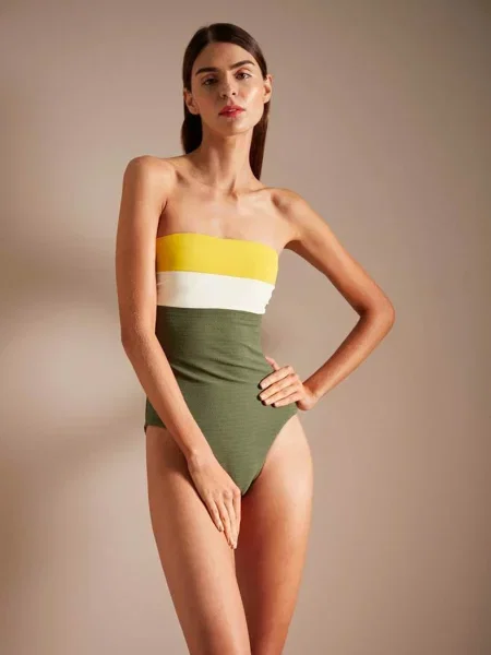 Слитный купальник без бретелек