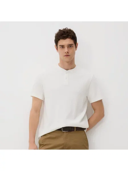 Reserved Henley póló normál szabással krémszínű