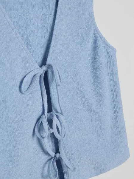 Жилет з декоративним зав’язуванням блакитний