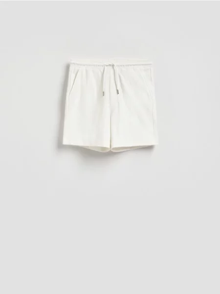 Reserved Pantaloni scurți regular din structurat crem