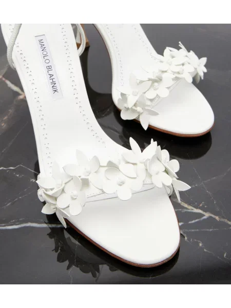 Sandale Manolo Blahnik din piele cu model floral alb