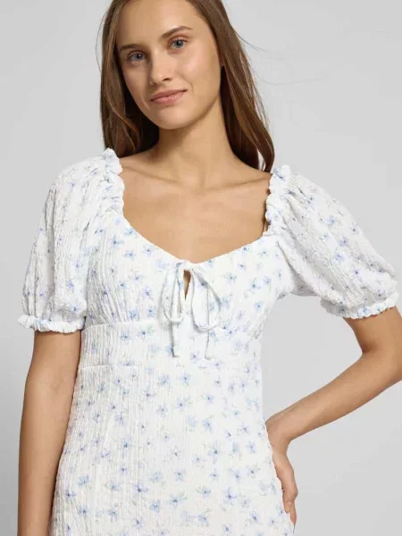 Sukienka midi z efektem marszczenia model ‘Ilma’ Gina Tricot