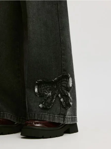Reserved Jeansy wide leg z aplikacjami szary