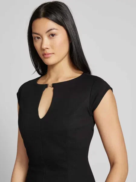 Sukienka mini z wycięciem w kształcie łezki model ‘DOROTEA’ Guess czarna