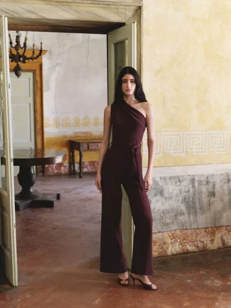 Kombinezon o asymetrycznym kroju z paskiem purpurowy Kobieta XS MANGO