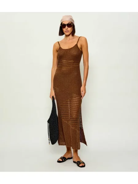 AKEP De in rochie maro