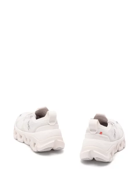 Sneakerși On alb