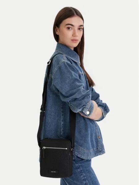Calvin Klein Saszetka Embossed Woven Reporter czarny
