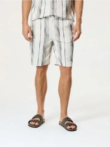 Reserved Pantaloni scurți cu model brodat crem